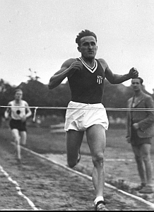 2. 21 czerwca 1940 r. został rozstrzelany przez Niemców w Palmirach k.Warszawy Janusz Kusociński, mistrz olimpijski z 1932 r. (10 000 m)